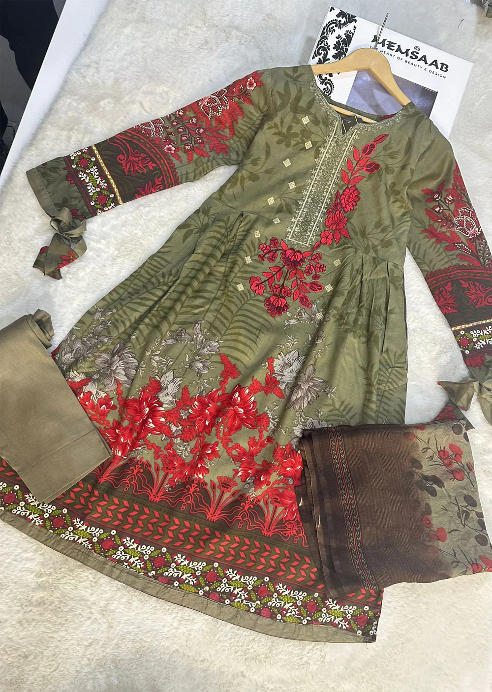 AMT470014C1 - Readymade Lawn Suit - Image 4