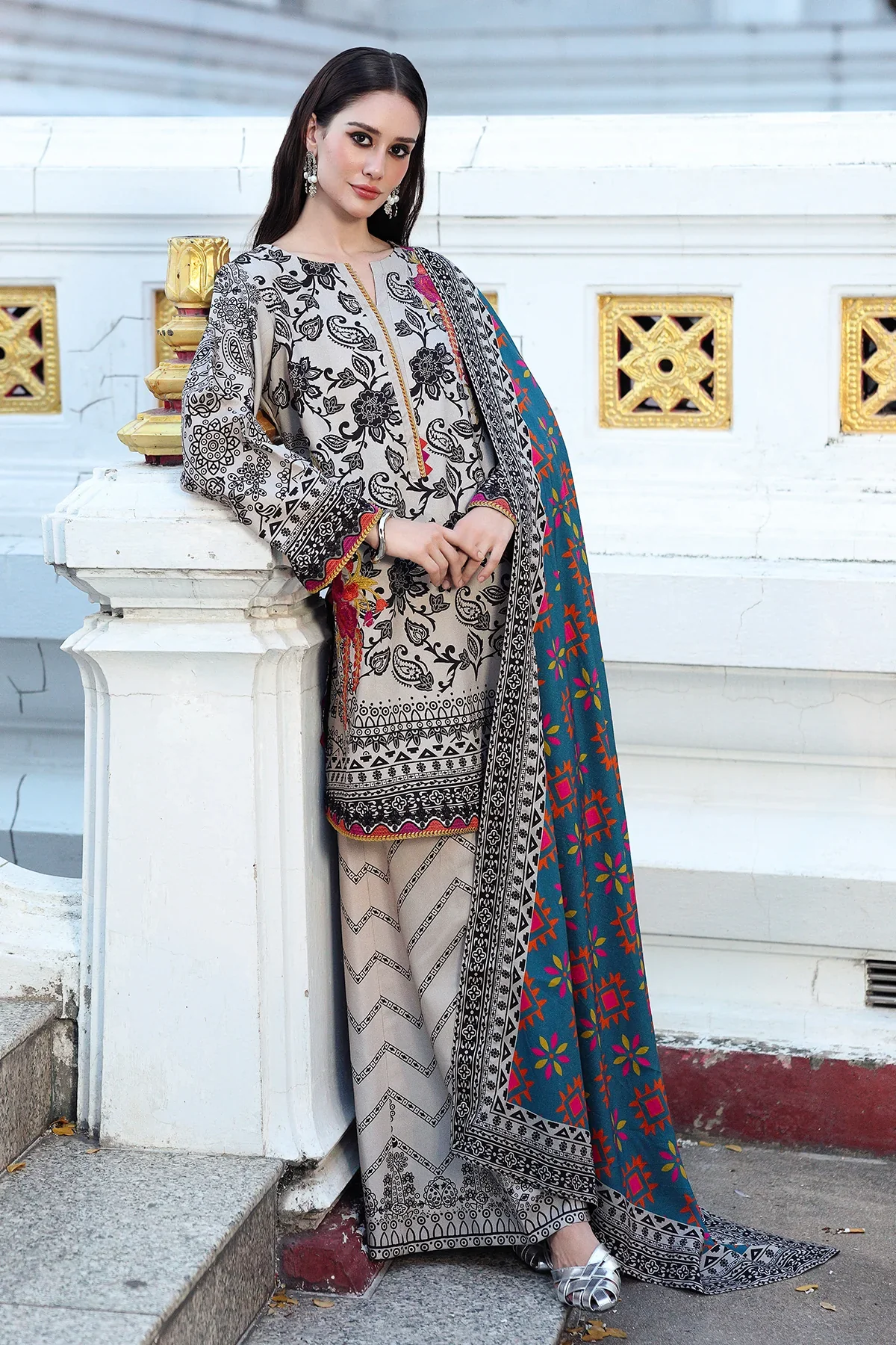 CCW6-19-Unstitched Embroidered Linen Collection 2025 - Image 3