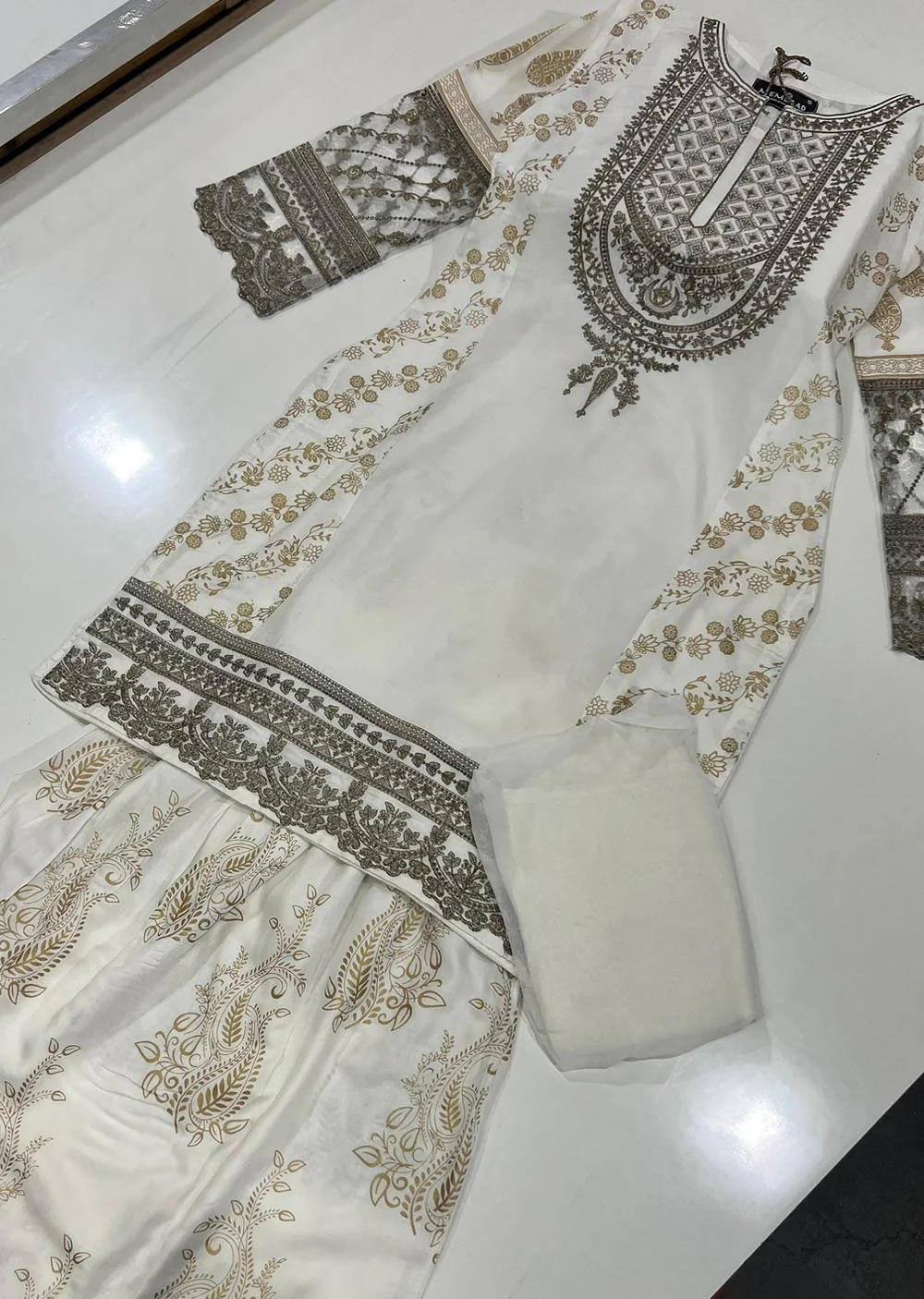HK181 Bekhud Readymade White Linen Mother & Daughter Suit - Image 4
