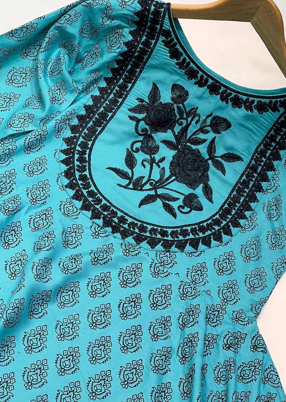 HK47 Turquoise Embroidered Linen Suit - Image 4