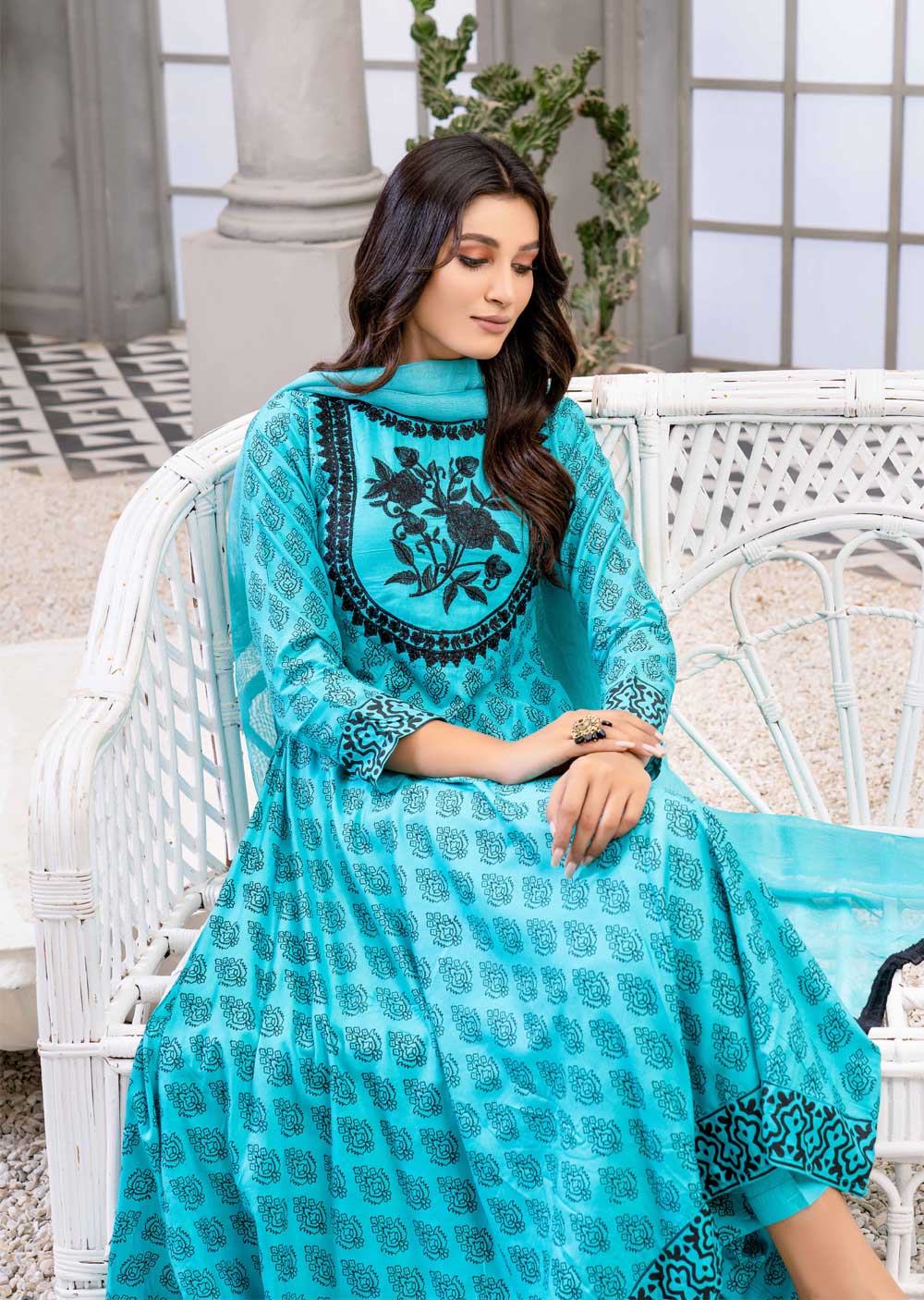 HK47 Turquoise Embroidered Linen Suit - Image 5