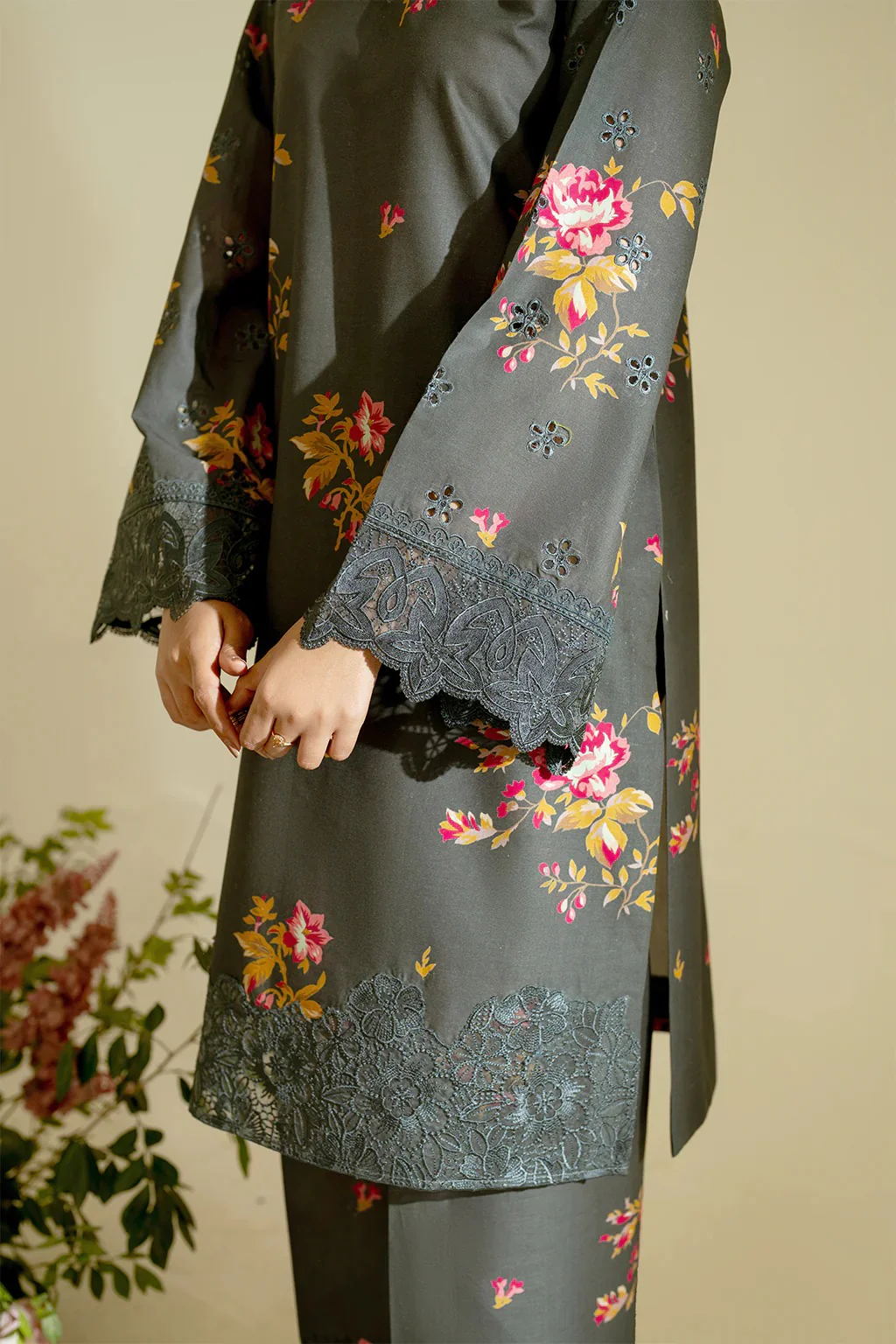 IFE-UE-452-Iznik Printed Lawn Edition 2025 - Image 5