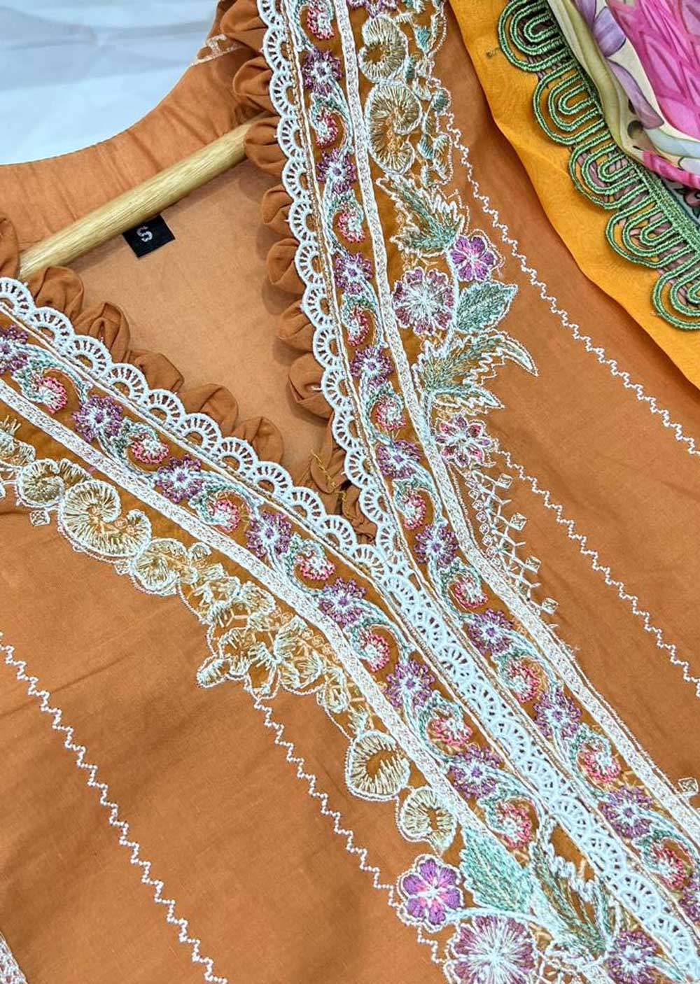 VL22-09 - Readymade - Viva Anaya Lawn Collection by Anaya Chaudhry - Image 4